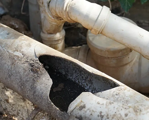 Разпознаване на знаците на счупена канализация и канализационна тръба